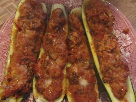 Gefüllte Zucchini mit vegetarischer Bolognesesauce